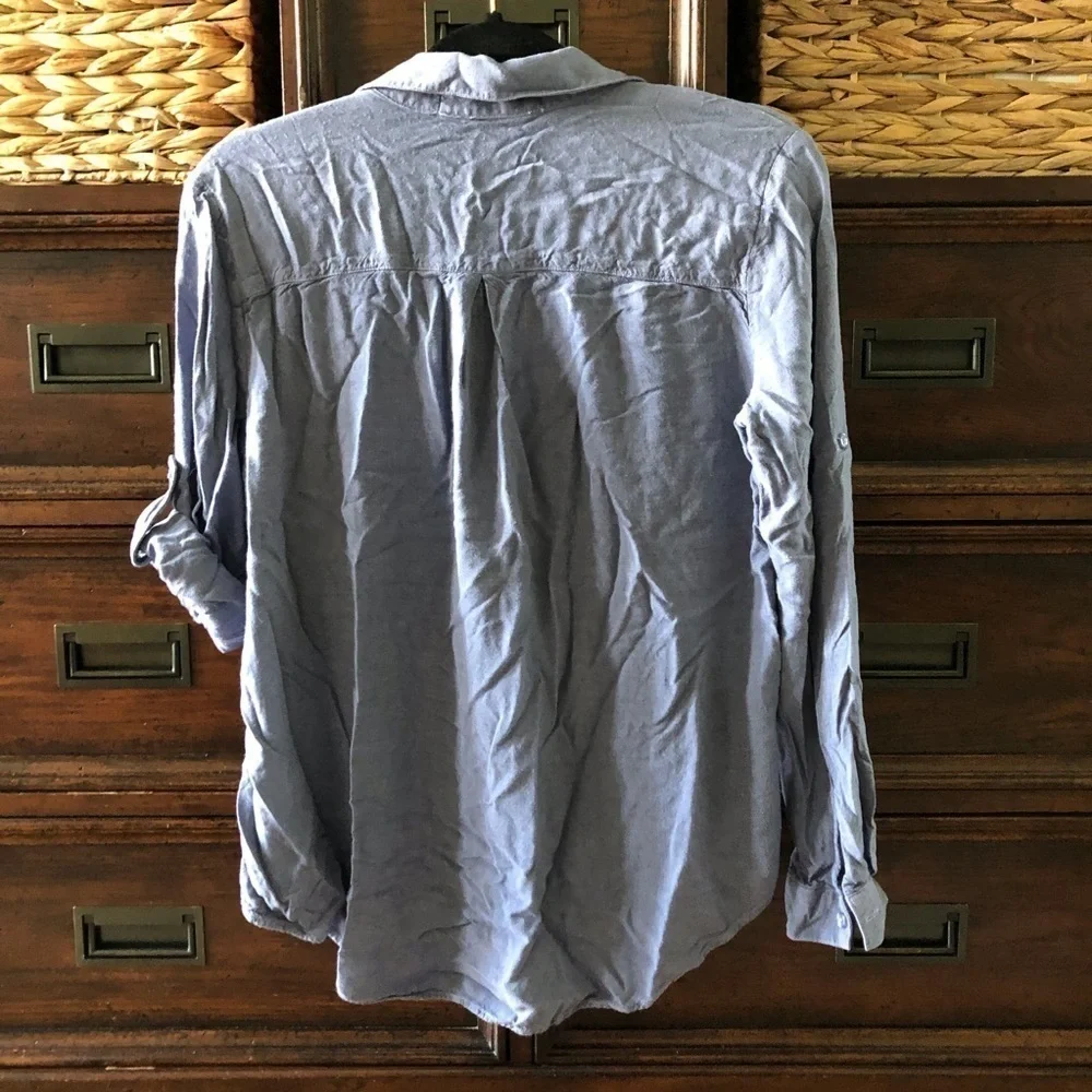 Cloth & Stone chambray roll tab sleeve v-neck blouse in size M